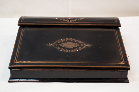 schrijfkistje met ebben en peren en snijwerk van parelmoer